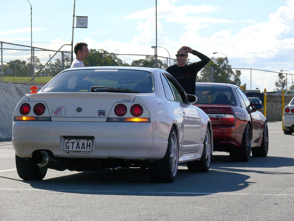 Jeff Ash and Brendan Underwood talk over the session at Barbagallo Raceway
